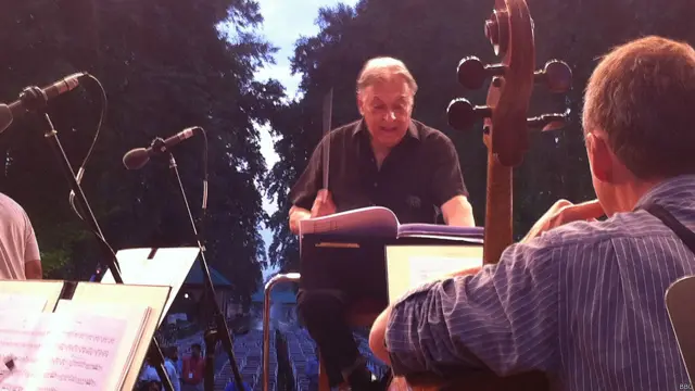 कश्मीर में शांति के लिए हो रहे इस कार्यक्रम में 15 स्थानीय कलाकार भी हिस्सा लेंगे. इसमें कश्मीरी और पश्चिमी संगीत की जुगलबंदी पेश की जाएगी.