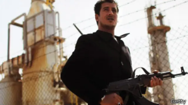 باغی لیبیا میں تیل سے ہونے والی قومی آمدن میں زیادہ حصہ اور ریاستی خودمختاری کا مطالبہ کرتے ہیں