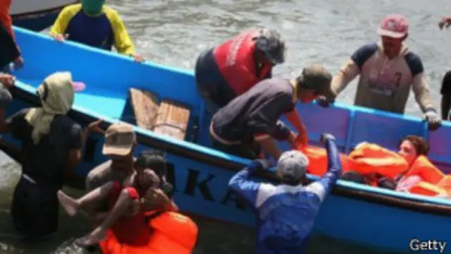 Australia terapkan kebijakan keras terhadap pencari suaka yang masuk perairannya.