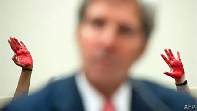 manifestantes tras Kerry