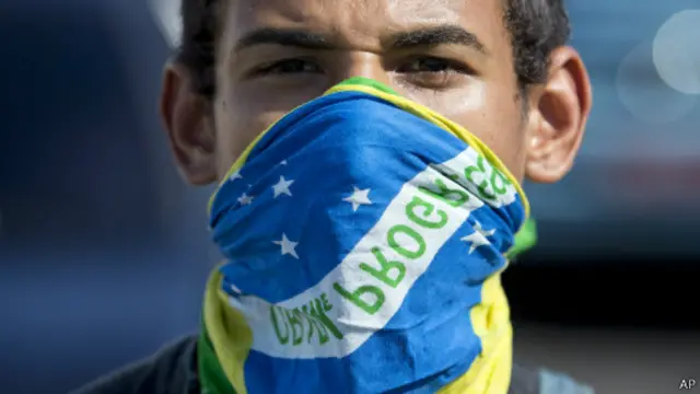 Manifestante durante protesto em julho (AP)