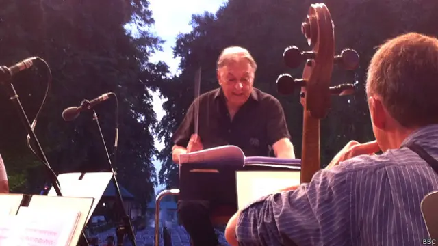 श्रीनगर में अपने कार्यक्रम की तैयारी करते ज़ुबिन मेहता