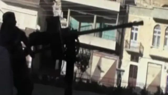 Combatente sírio usa metralhadora