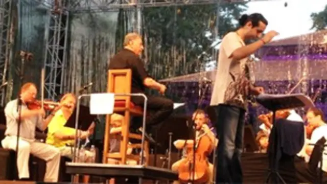 مقامی باشندوں کا کہنا ہے کہ زوبن مہتا شو کے خلاف احتجاج کرنے والوں کے خلاف آپریشن کے دوران عام شہریوں پر فائرنگ کی گئی