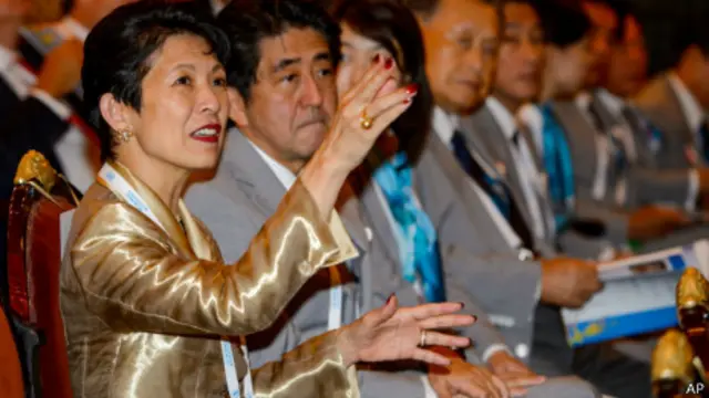 日本首相安倍晋三（左二）与宪仁亲王妃久子（左一）（06/09/2013）