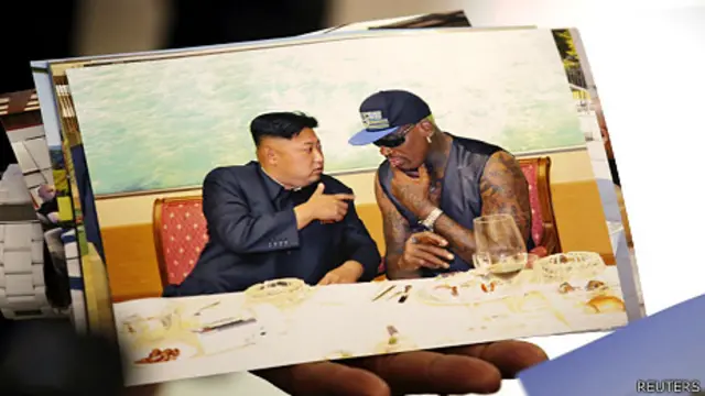 罗德曼在北京机场展示与金正恩晚宴时并排而坐的照片（7/9/2013）