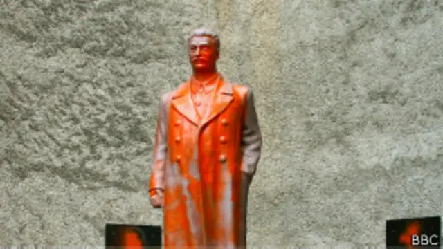 На вторую же ночь после открытия памятник Сталину был облит оранжевой краской 