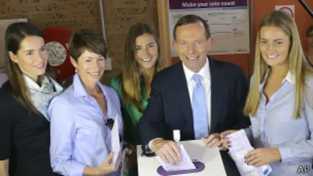 Тони Эбботт семьей голосует на выборах