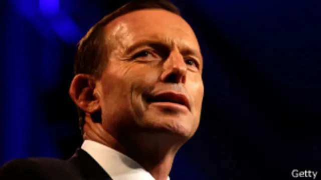 د ټوني اېبټ د کابېنې په اړه یو لړ پوښتنې راپورته شوې، چې په کې یوازې یوه ښځه شته. 