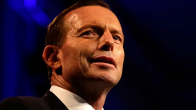 حزبِ اختلاف کے رہنما ٹونی ایبٹ (دائیں) اور وزیرِ اعظم کیون رڈ برزبین میں