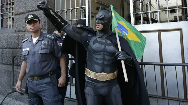 Un hombre vestido de Batman