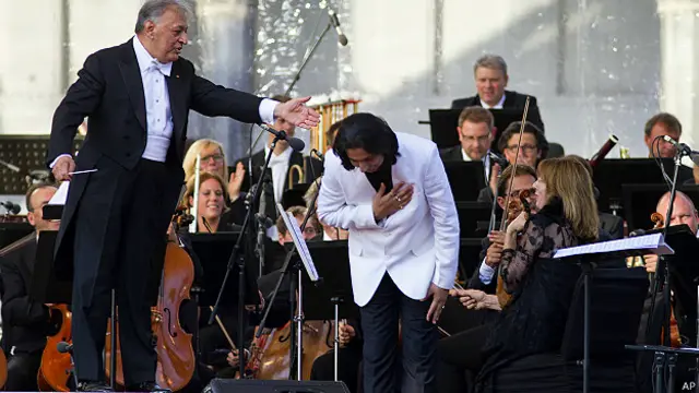 زوبین مہتا ممبئی میں پیدا ہوئے اور وہ 79 سال کے ہیں