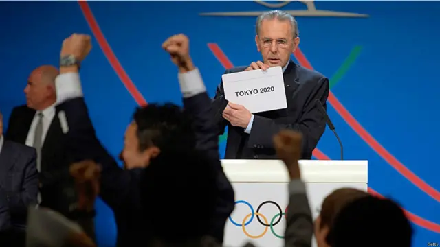 Jacues Rogge, presidente del COI muestra sobre con nombre de Tokio