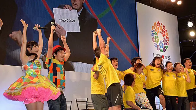 Japoneses celebran en Tokio sede de los Olímpicos 2020