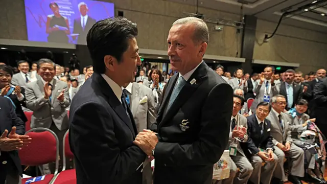 Tayyip Erdogan y Shinzo Abe