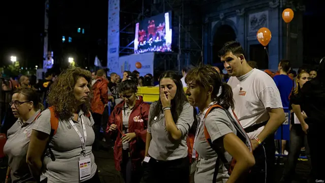 Españoles en Puerta de Alcalá lamentan eliminación en votación del COI sobre sede olímpica 2020