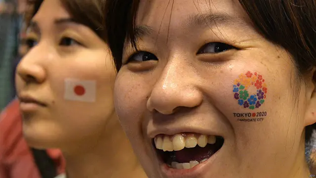 Japoneses celebran en Tokio sede de los Olímpicos 2020