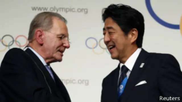 罗格与安倍晋三握手