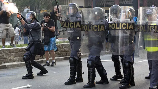 اتهم متظاهرون الشرطة باستخدام القوة المفرطة