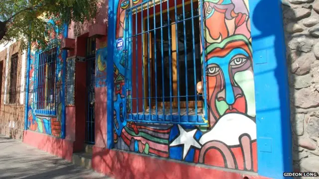 Los murales de la BRP son fácilmente reconocibles incluso cuando son más pequeños, como los que decoran la fachada de este bar en Santiago.