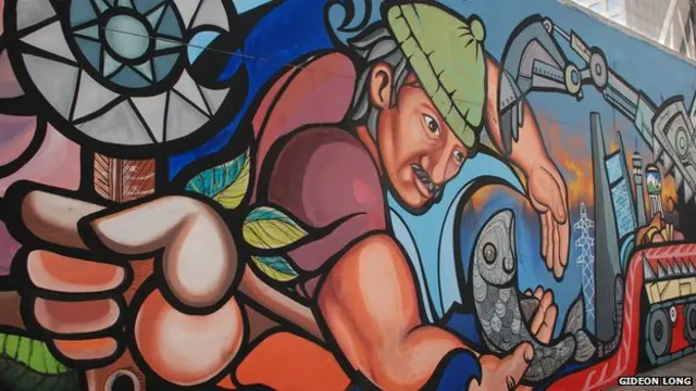 Otros murales son un homenaje a opositores al gobierno de Augusto Pinochet. Jecar Nehgme, activista de izquierda, murió de un disparo de las fuerzas de Pinochet en 1989. Fue una de las últimas víctimas del régimen militar.