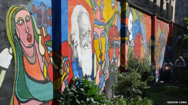 Los murales de la BRP se encuentran por todo Santiago de Chile y a menudo representan a la clase trabajadora chilena.