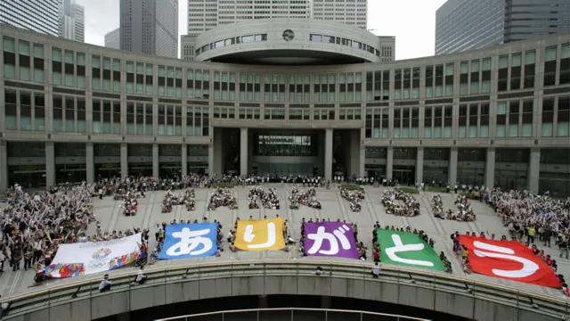 东京都厅外民众庆祝申奥成功（8/9/2013）
