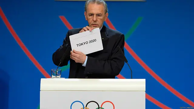 罗格展示“东京2020”卡板宣布东京申奥成功（7/9/2013）