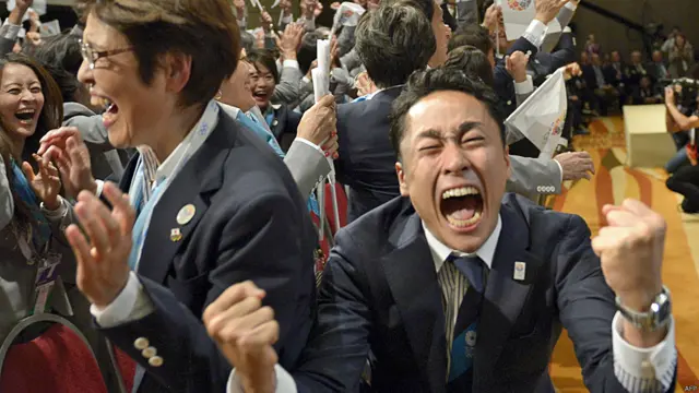 布宜诺斯艾利斯国际奥委会大会上东京申奥委成员太田雄贵得知成功后（右）振臂欢呼（7/9/2013）