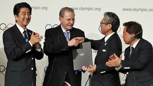 日本申奥委主席竹田恒和（右二）与国际奥委会主席罗格（左二）握手（7/9/2013）