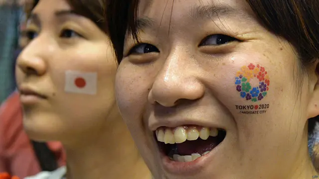 东京某申奥结果直播大会现场一名女士展现灿烂笑容（8/9/2013）