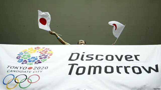 东京某申奥结果直播大会现场的一幅申奥横幅（8/9/2013）