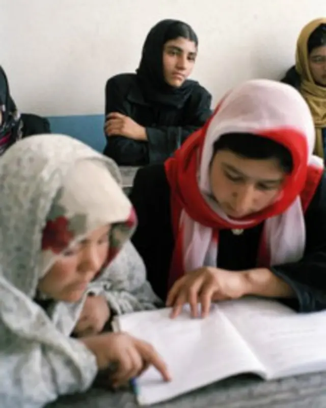 که د خپلو ښوونځيو پر اوسني حالت حساب و نه شي، نو که سر له نن ورځې حساب وکړو، ۱۲ کاله وروسته به زموږ لس ميليونه ځوانان باسواده وي او هغه چې له دې وروسته باسواده کېږي، دغه شمېره به نوره هم ډېره کړي.