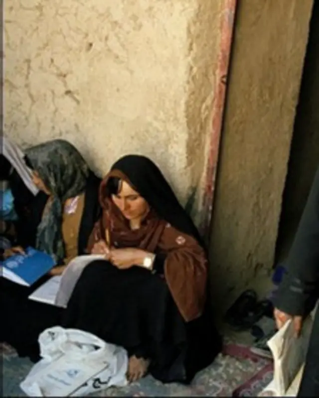 که زموږ د کليوالو او يا په افغانستان کې د حاکم ذهنيت له نظره ورته وګورو نو، بيا خو ټول هغه کسان باسواده بللای شو چې له ښوونځي او پوهنتون څخه فارغېږي.