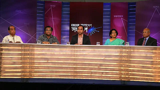 প্যানেল সদস্য বাঁ থেকে : প্রধানমন্ত্রীর জনপ্রশাসন বিষয়ক উপদেষ্টা এইচ টি ইমাম, ঢাকা বিশ্ববিদ্যালয়ের আইন বিভাগের শিক্ষক ড. বোরহান উদ্দীন খান, অনুষ্ঠান সঞ্চালক আকবর হোসেন, বেসরকারি সংস্থা ব্রতীর প্রধান নির্বাহী শারমীন মুরশিদ এবং বিএনপির জাতীয় স্থায়ী কমিটির সদস্য ড খন্দকার মোশাররফ হোসেন।