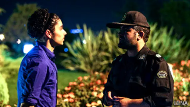 تمرکز برخوردهای امنیتی با پوشش شهروندان بر پوشش دختران جوان است، اما پلیس با پسران هم برخورد می‌کند