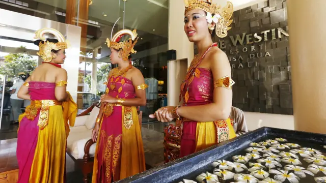 جس ہوٹل میں مس ورلڈ مقابلے کا افتتاحی تقریب ہوئی اس کا عملہ بھی زرق برق لباس میں نظر آیا۔ 