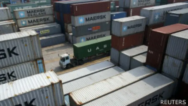 浙江宁波港集装箱码头一角（10/4/2013）