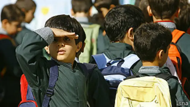 د ښوونې او روزنې دغه ایراني وزیر دا هم ویلي،‌ چې دا مهال په ایراني ښوونځیو کې تر ۳۳۰ زرو ډېر افغان زده کوونکي سبق وايي.
