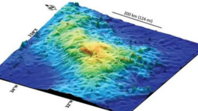 یہ زیر آب سطح مرتفع شاتسکی پر واقع ہے جو جاپان سے سولہ سو کلومیٹر کی دوری پر واقع ہے