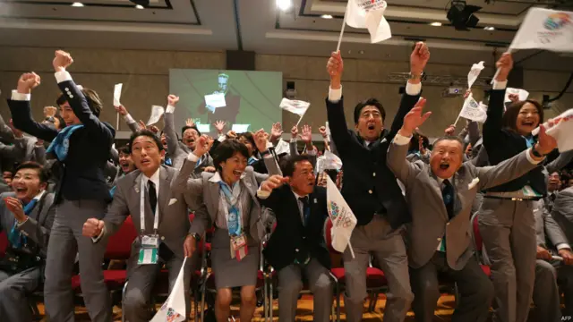 نمایندگان ژاپن و خوشحالی شینزو آبه نخست وزیر این کشور در اجلاس بوینوس آیرس کمیته بین المللی المپیک، پس از اعلام نام توکیو به عنوان میزبان المپیک ۲۰۲۰.