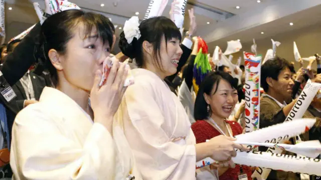 با اینکه زمان اعلام خبر میزبانی توکیو در ژاپن پنج صبح بود، بسیاری از ژاپنی‌ها برای مطلع شدن از نتیجه بیدار مانده بودند.