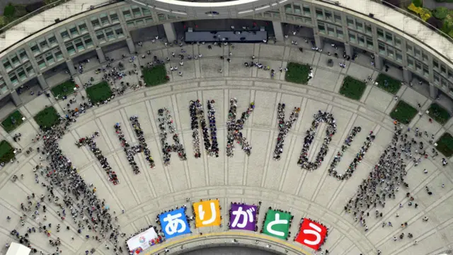 در اولین ساعات صبح به وقت ژاپن، ژاپنی‌ها روز خود را با خبر انتخاب توکیو به عنوان میزبان المپیک ۲۰۲۰ آغاز کردند.
گروهی از آنها روبروی ساختمان شهرداری توکیو جمع شده اند و به شادمانی پرداختند.