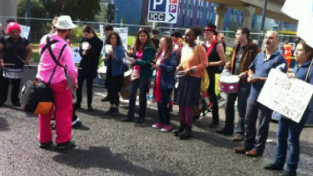 Gezi Parkı protestocuları Londra'daki silah fuarını protesto ediyor