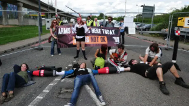 Gezi Parkı protestocuları Londra'daki silah fuarını protesto ediyor