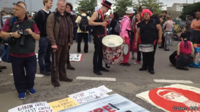Gezi Parkı protestocuları Londra'daki silah fuarını protesto ediyor