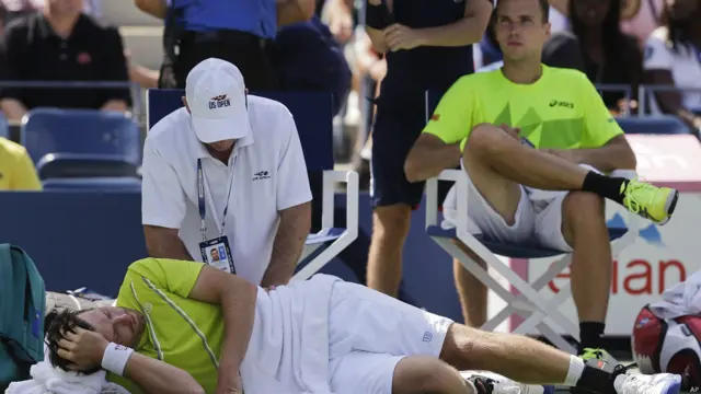 ब्रूनो सोआरेस(कुर्सी पर) और अलेक्ज़ेडर पेया(लेटे हुए)