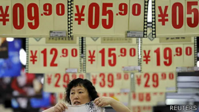 安徽合肥某卖场内店员折叠衣服(9/7/2013)