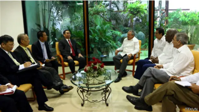 Hai ông Lê Hồng Anh và Raul Castro hội đàm