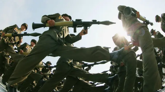 手持火箭炮的朝鮮勞農赤衛軍方陣操過平壤金日成廣場（9/9/2013）